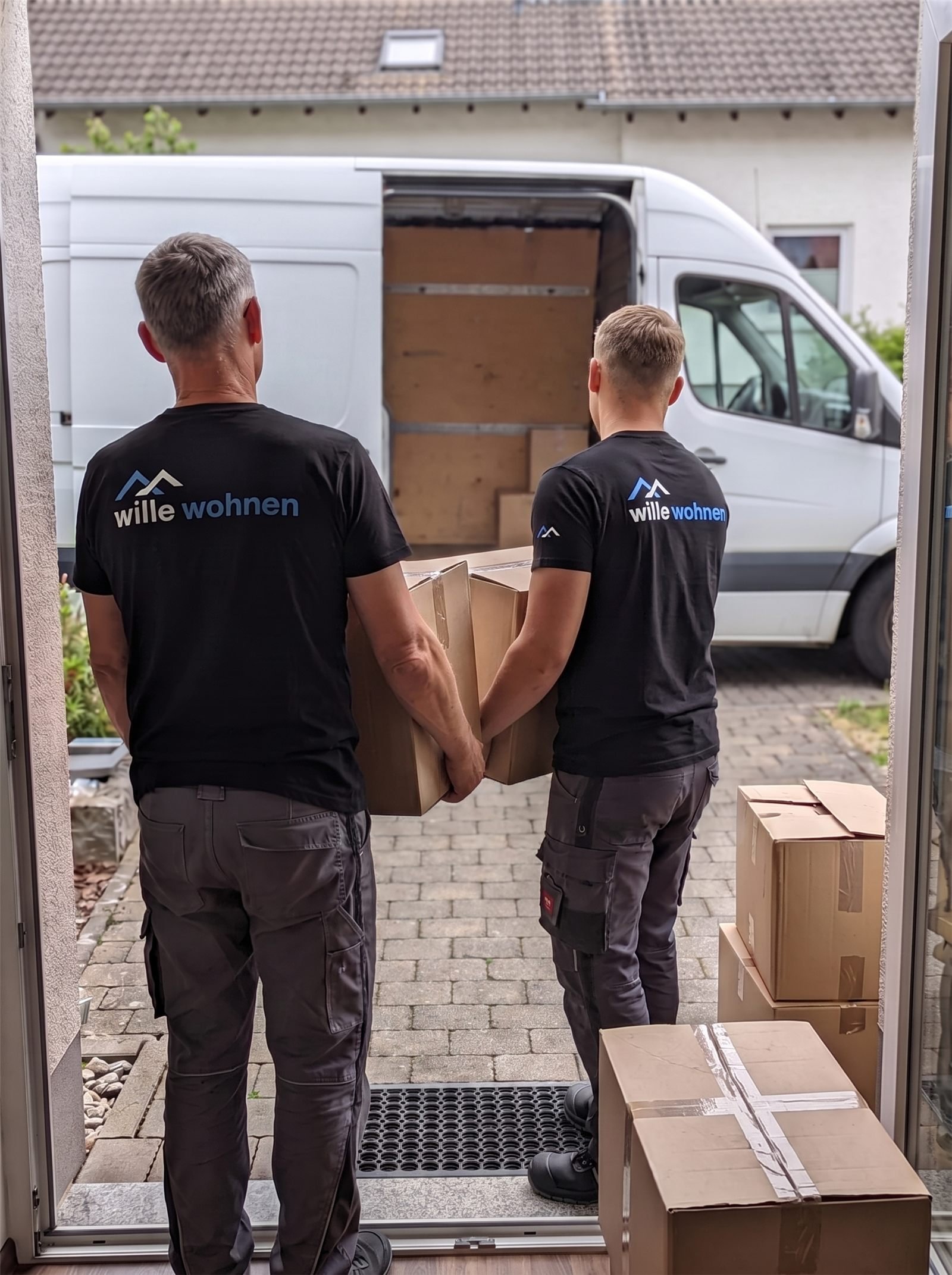 Entrümpelung und Umzug – Kartons werden in den Transporter geladen